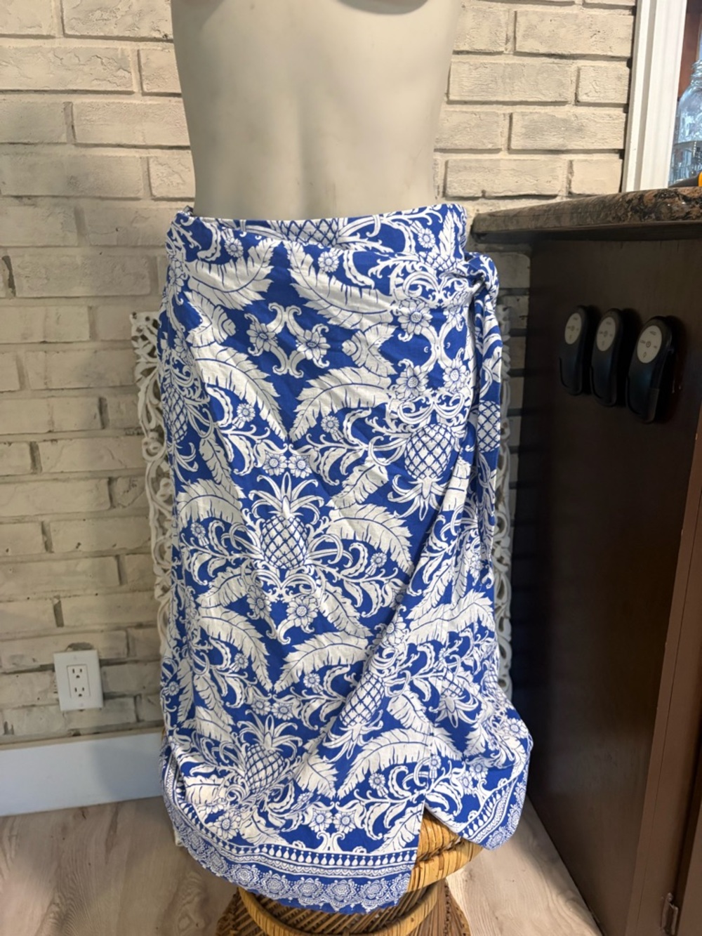 Rachel Zoe XS Blue and White Pineapple-Print Swim Sarong GUC